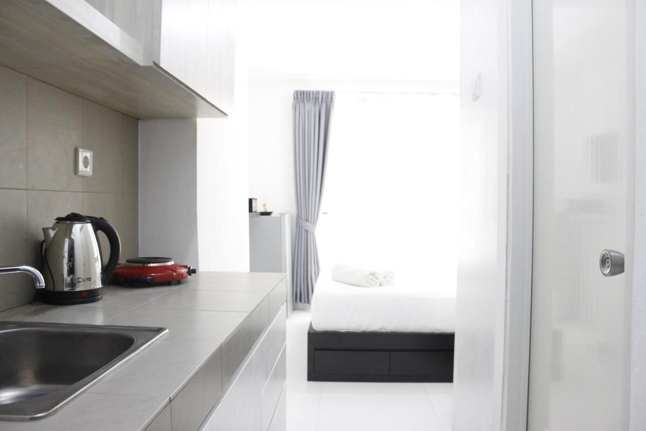 Monochrome Style Studio Room @Grand Asia Afrika Apartment By Travelio Bandung Exterior foto